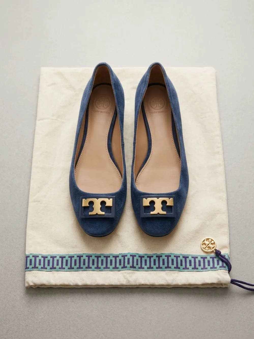 Tory Burch Gigi Suede Pumps – Tory Navy Blue/Gold Logo